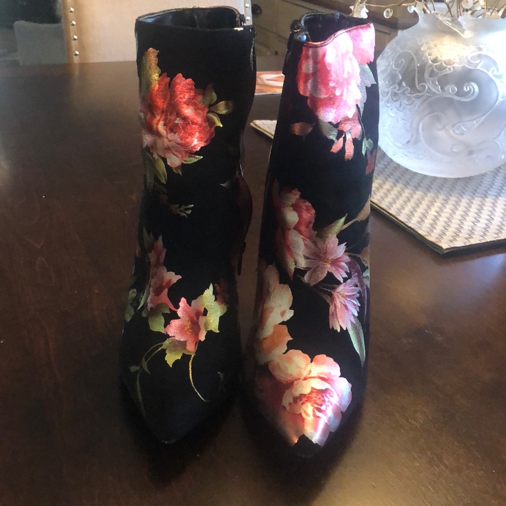 New in box shoe republic ankle boots sexy floral 9